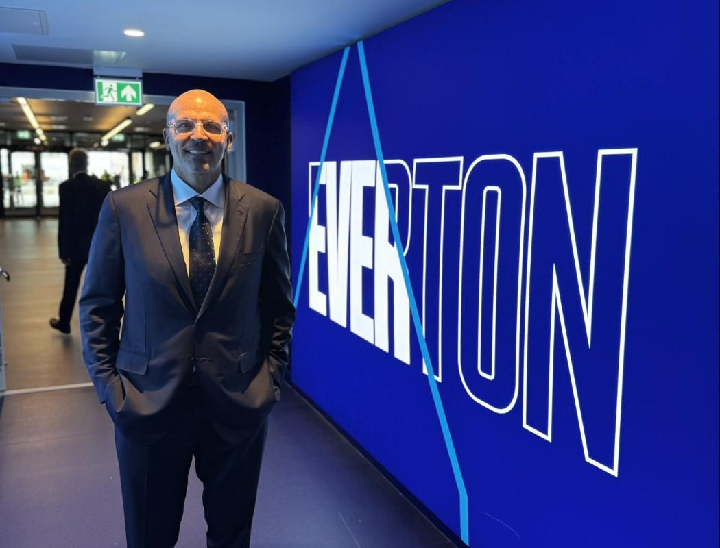 顿球场观看, 对阵阿斯顿, 部控股方弗